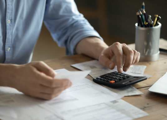 Los latinos buscan cada vez más ayuda para salir de sus deudas (2025–2026)