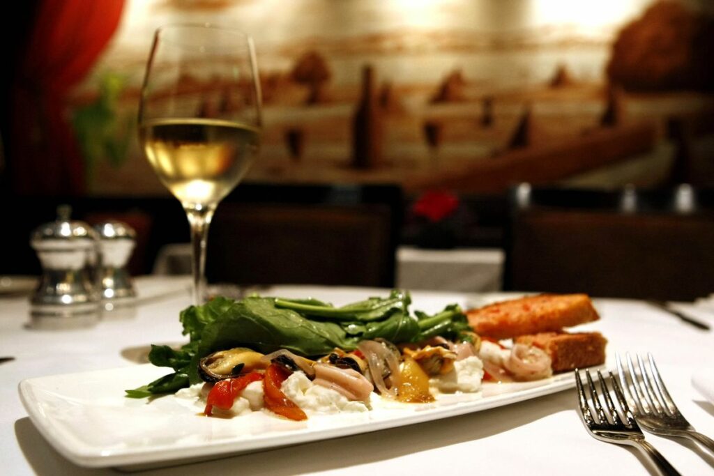 Cómo ahorrar dinero al comer fuera de casa